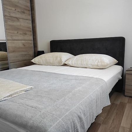One Bedroom Apartment Gogo With Private Parking Неум Екстериор снимка