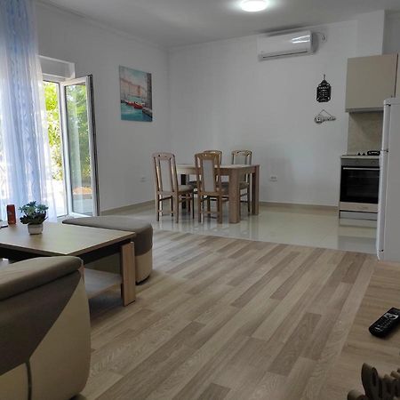 One Bedroom Apartment Gogo With Private Parking Неум Екстериор снимка