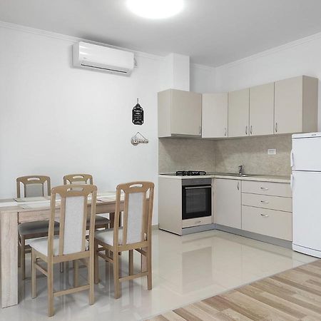 One Bedroom Apartment Gogo With Private Parking Неум Екстериор снимка