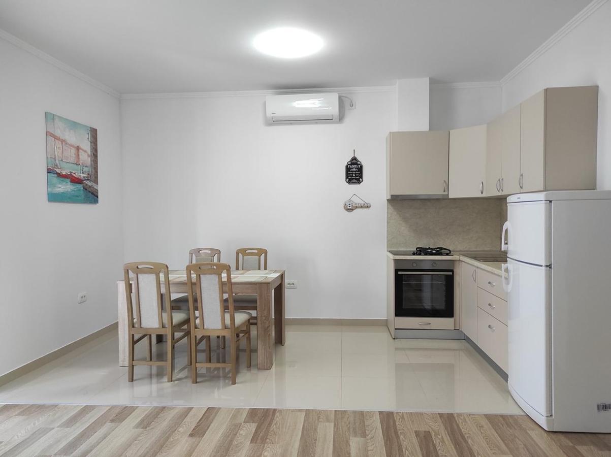 One Bedroom Apartment Gogo With Private Parking Неум Екстериор снимка