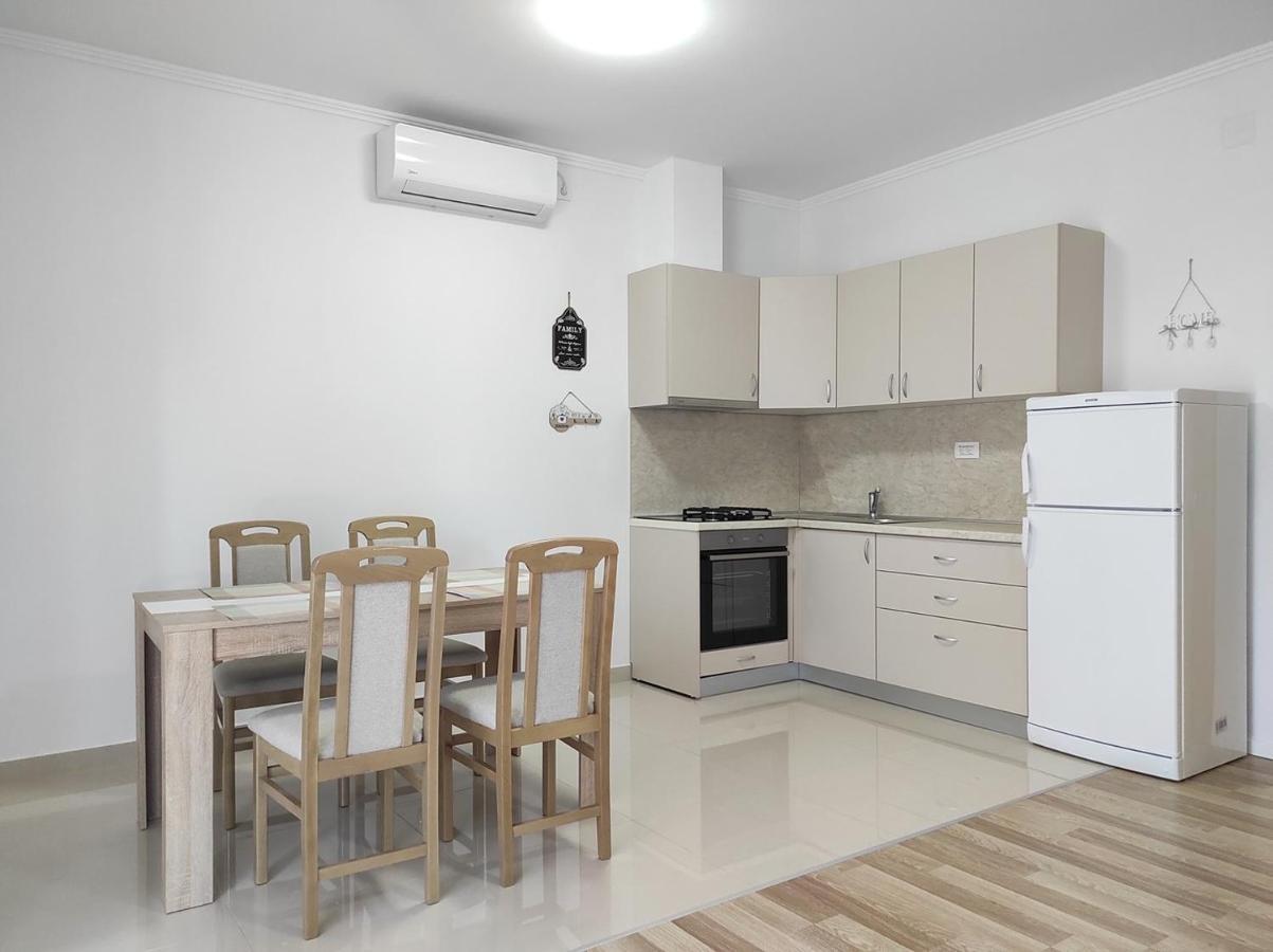 One Bedroom Apartment Gogo With Private Parking Неум Екстериор снимка